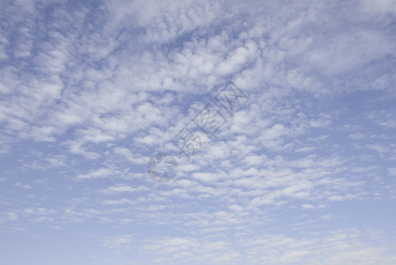 在阳光明媚的一天空和云彩蓝色的天空和云彩白色的外部户图片