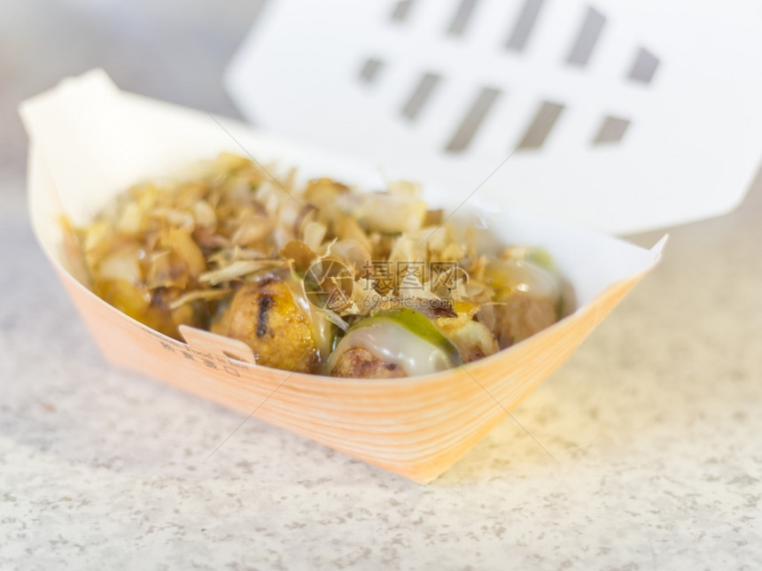 在的夜市上配有芥子酱和沙比的日本式达谷崎大阪饺子盘图片