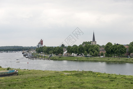 烟囱水上运动在荷兰河马哈斯的韦西姆Wessem库奇市天线上汽车图片
