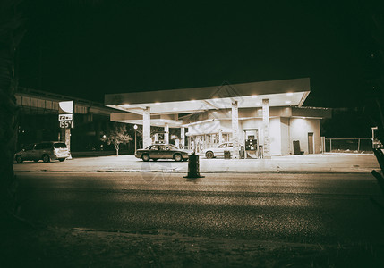 灯柴油机荷兰语煤气站夜间从路对面的外观取自公路对面图片