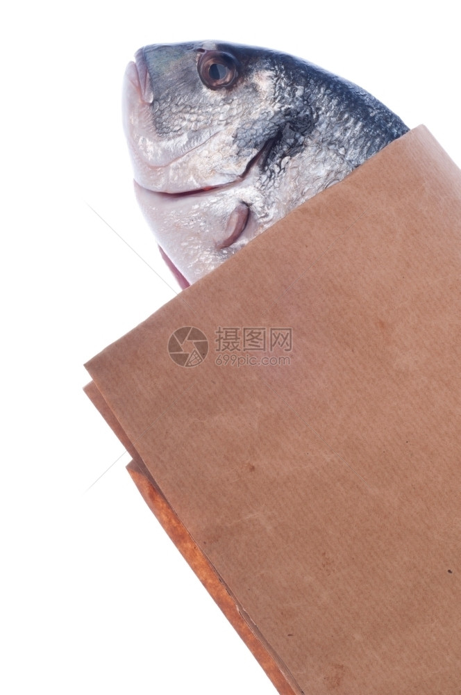 准备好行业市场纸袋上的生多拉鱼白底孤立于图片