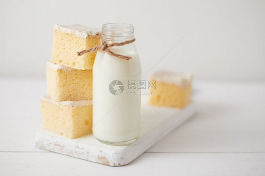 白色的奶油受欢迎餐桌上美味牛奶蛋糕杯上甜美的牛奶蛋糕图片