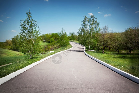 门户14车道高速公路蓝色天空下园内有沥青轨迹的景观图片
