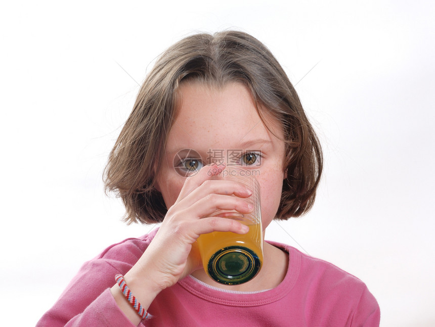 乳制品早晨一个喝橙汁杯子的年轻女孩健康图片