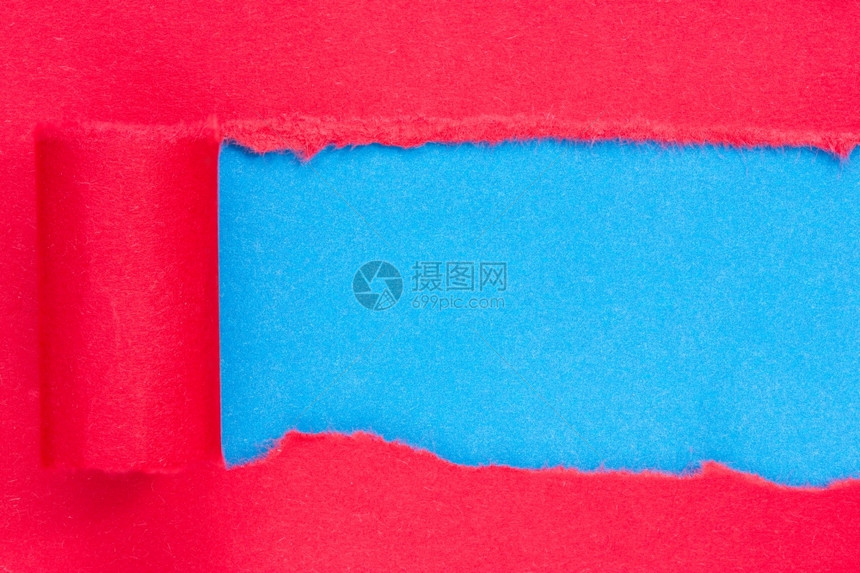 洞撕破红纸以显示用于复制空间x9的蓝色面板理想空的撕开图片