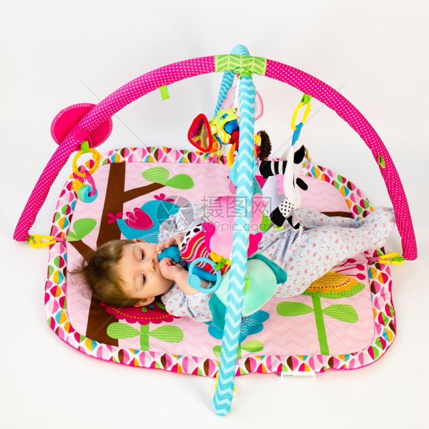 积极的玩具婴儿在一个运动健身房玩耍的可爱女孩图片