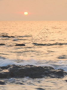 户外亚洲海日出滩上还有大石头阳光图片