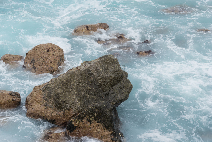 水岛屿加那利群美丽的海风景和浪中的岩石头图片