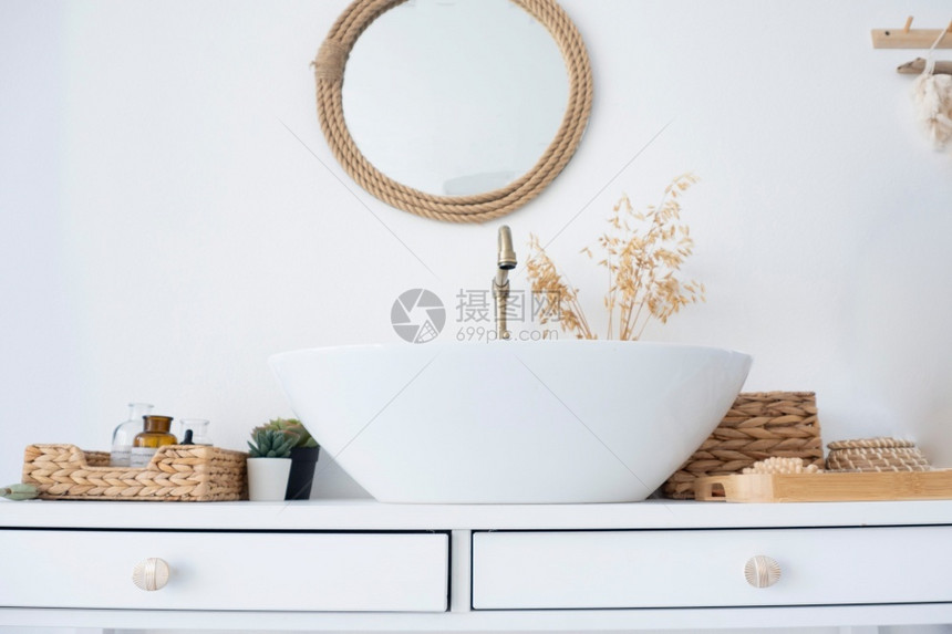按摩白色浴室水槽搅拌机镜子和附件时髦的混合器图片