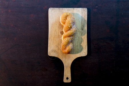面包釉美味的切割板上螺旋甜圈图片