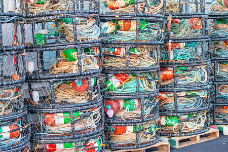 堆在港口的渔网堆在港口的渔网自然绿色旅行图片