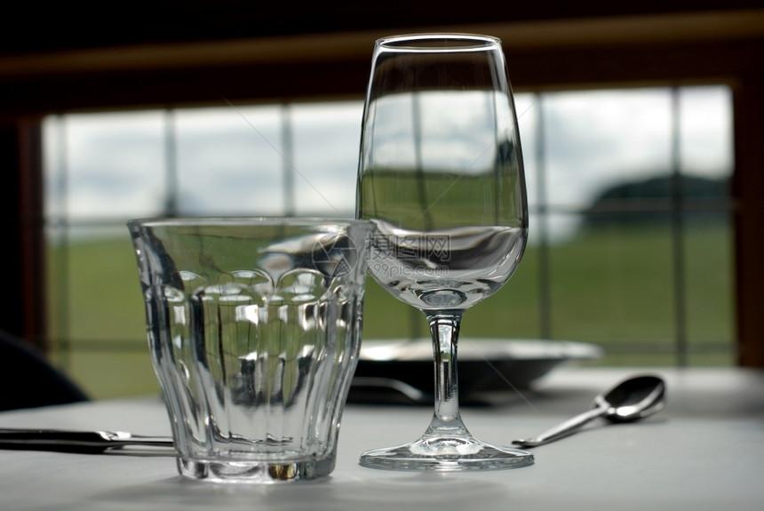 一杯水和酒放在咖啡厅的桌子上思考刀葡萄酒图片