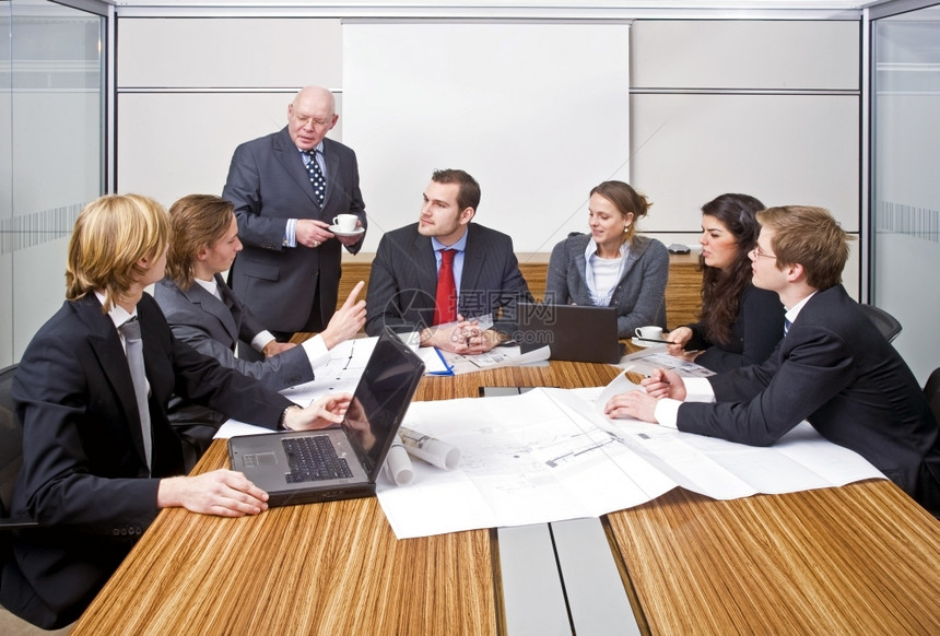 秘书男笔记本电脑在管理小组与一名高级管理人员开会期间由6名初级协理员组成的一个小图片