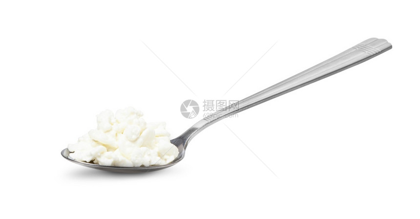 在白背景和剪切路径上隔离的勺子中小起司奶酪金属的小吃牛奶图片