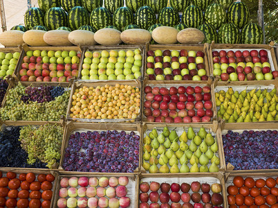 水果店里整理摆放的水果高清图片