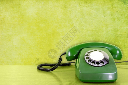 服务拨号绿色墙背景的旧刮痕电话绳索图片