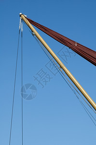 清装女子力量乘帆船上的抽象装对抗清蓝的天空航海电线设计图片