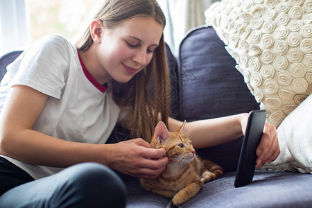 小猫白种人在家移动电话上携带宠物猫自拍的青少年女孩手机图片