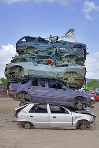 垃圾场毁了老的破碎残渣汽车堆放回收利用图片