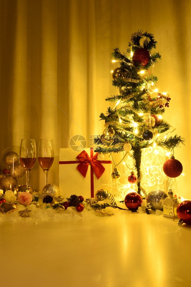 金的圣诞节和新年概念庆祝球和其他装饰品盒子新的图片