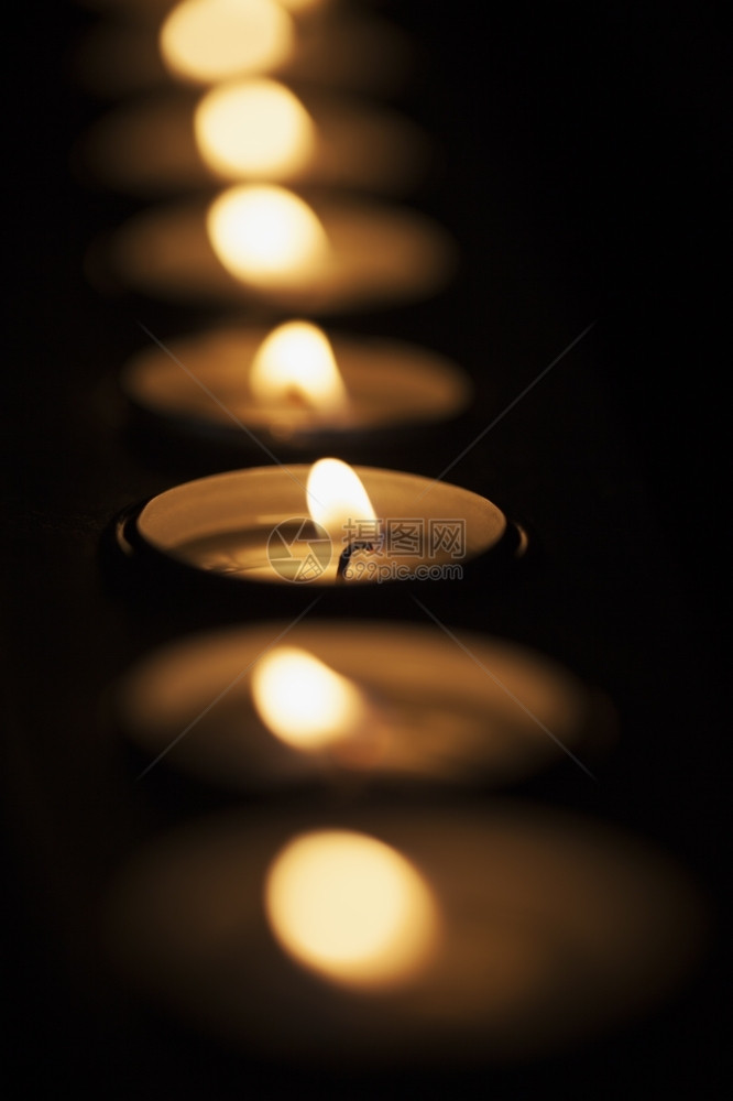 排黑色的长蜡烛黑暗严格田地深度垂直图像火焰图片