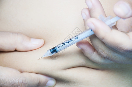 关心卫生保健糖尿病一位女士在胃里注射胰岛素图片