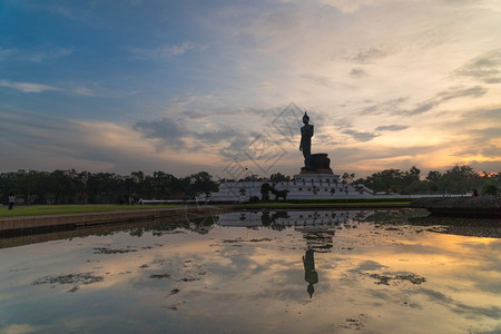 旅行大佛在公园里日落的傍晚上泰国图片