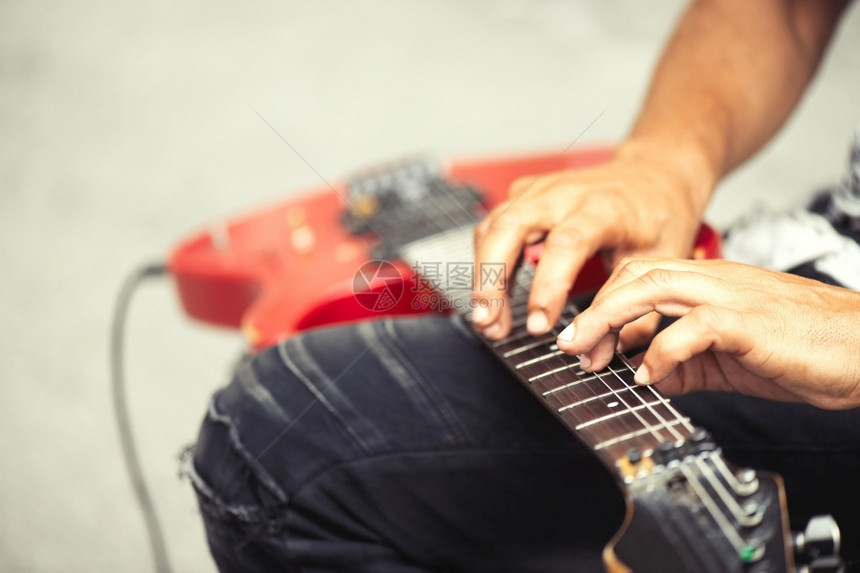 街头音乐家玩电吉他用手指滑动吉他声学艺术图片