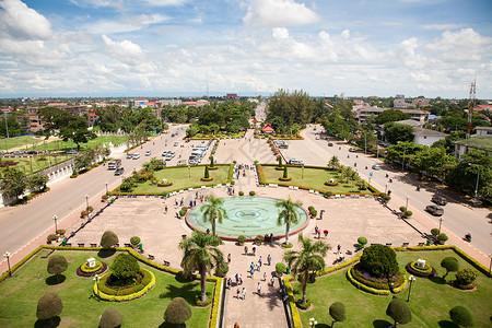 蓝色的东车老挝首都万象来自Patuxay纪念碑图片