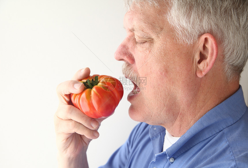 饮食老男人准备咬一头传宝西红柿食物复制图片