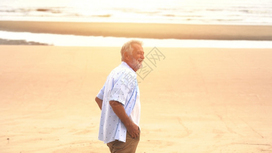 海边度假的老人背景图片