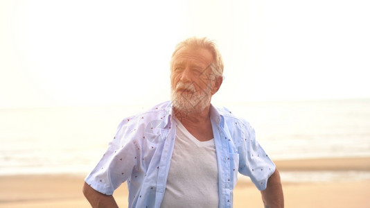 海边度假的老人背景图片