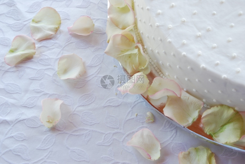 白色的一个简单而美丽的结婚蛋糕紧闭糖玫瑰图片