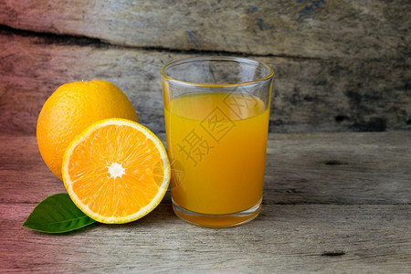 木桌上的橙子和橙汁图片