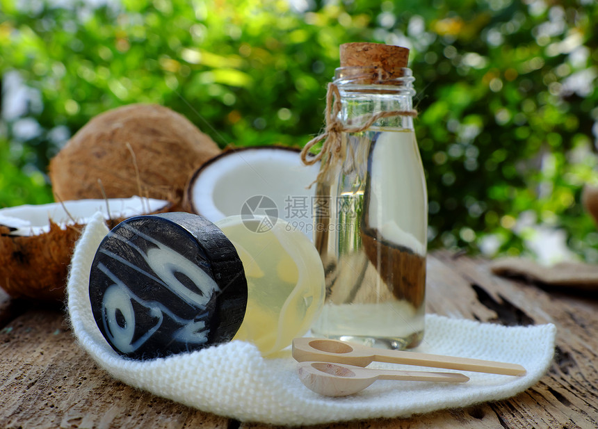 椰干天然化妆品椰子油的皮肤护产品绿背景的肥皂和对健康有益的机化妆品美丽本质绿色图片