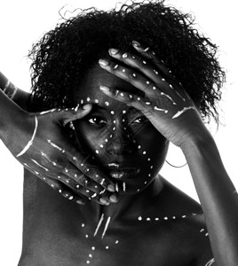 非洲人部落的白色美丽文化土著部落非洲女脸手臂和在前面白色化妆品线点和卷发与世隔绝图片