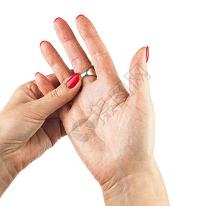 女士用红指甲手戴银环在白色背景上与世隔绝女用红指甲手戴银环美丽昂贵的图片