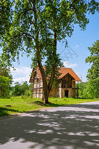 旅行农村被遗弃的旧房屋农村废弃的旧房屋拉脱维亚人们背景图片