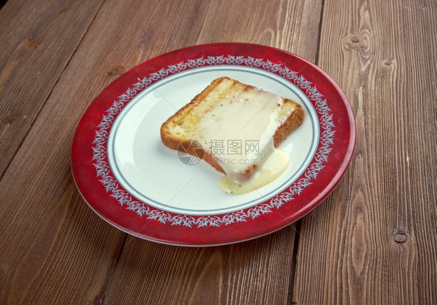 温暖的牛奶面包新英格兰地区用热牛奶加糖和黄油的烤面包早餐食品新的波帕拉图片