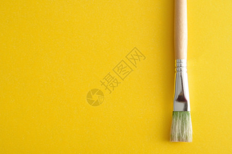 画笔黄色背景上分离的油漆笔刷展览图片
