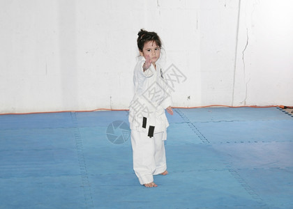 小孩姿态素材斗争小女孩练习空手道松涛馆制服背景