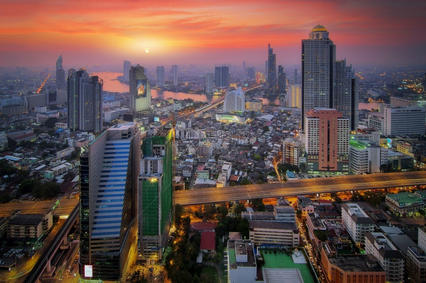 夕阳下的曼谷城市建筑图片