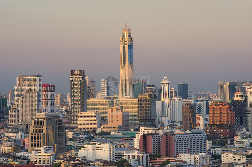 曼谷现代办公大楼市区中心有日落天空的公寓际线曼谷城市泰国的空中景象河夜晚旅行图片