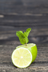 厨房Lime薄荷娱乐用木质表面的薄粉叶片切多汁石灰酸橙甜点果味图片