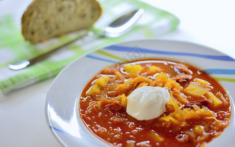 美味的一顿饭面包传统红菜卷心汤上面加红辣椒香料和酸奶油图片