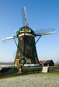 荷兰Leidschendam的荷兰传统风力机车荷兰语乡村的栅栏图片