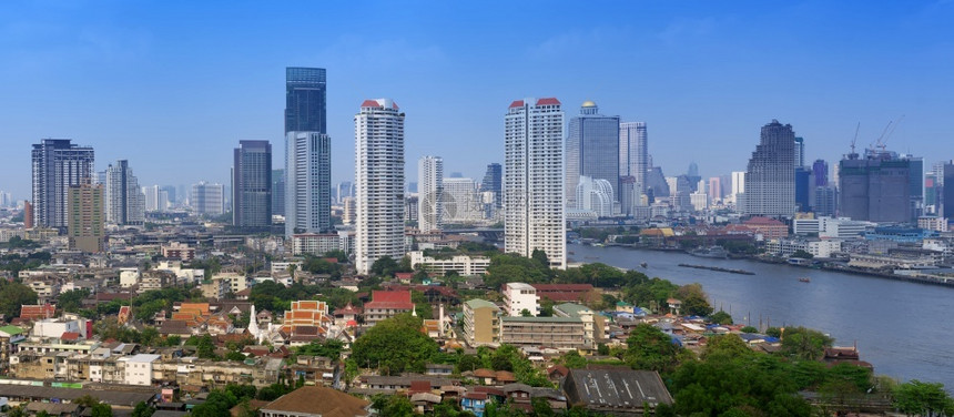 靠近亚洲紧商业区曼谷市风景的近光日沿河一带现代建筑天空图片
