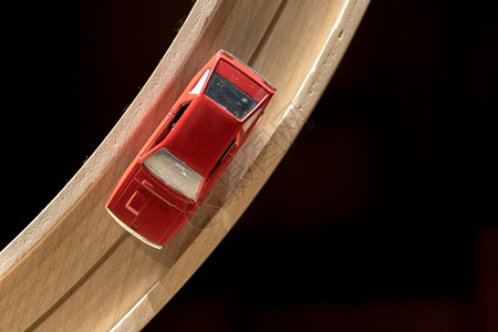 投掷WoodSlot轨道上的老旧Retro红玩具微型汽车简单运输图片