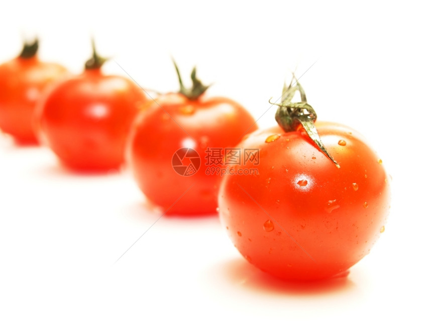 可口晚餐番茄新鲜红向白底面的色土豆新鲜红番茄上面有绿草烹饪图片