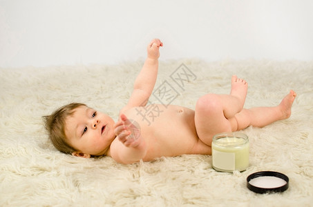 躺在花边的地毯上的婴儿背景图片
